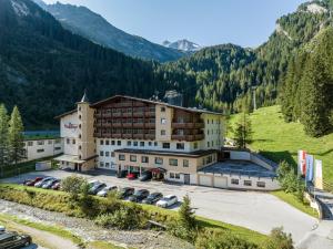 - une vue aérienne sur un hôtel dans les montagnes dans l'établissement Der Rindererhof, à Tux