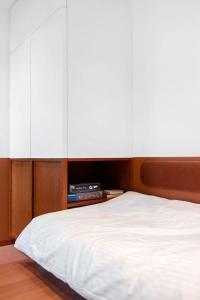 ein Schlafzimmer mit einem Bett mit einer weißen Tagesdecke in der Unterkunft Good Spot Zieleniec Comfort Eco 01 in Duszniki-Zdrój