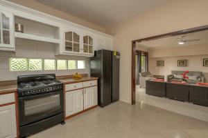 eine Küche mit einem Herd und einem Kühlschrank in der Unterkunft Dawn Beach Estate - 3 bedroom Apartment Villa villa in Dawn Beach
