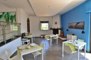 מסעדה או מקום אחר לאכול בו ב-Bed and Breakfast La Villa AMBIENTI SANIFICATI CON GENERATORE DI OZONO