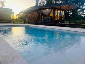 una piscina con un edificio de fondo en Houttuyn Wellness River Resort en Paramaribo