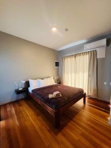Houttuyn Wellness River Resort في باراماريبو: غرفة نوم بسرير كبير مع أرضية خشبية