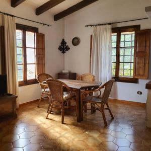 - une salle à manger avec une table et des chaises en bois dans l'établissement Agroturismo Son Torrat Apartment Es Moli, à Petra