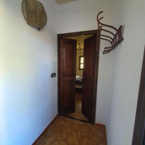 um corredor com uma porta e um espelho na parede em Agroturismo Son Torrat Apartment Es Moli em Petra