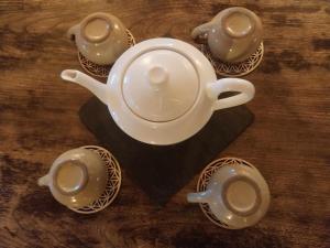 a tea pot and cups on a table at Kota Finlandais Vacances Insolites in Véria