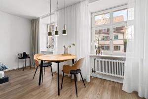 a dining room with a table and chairs and a window at Cityapartments im ältesten Haus von Ravensburg in Ravensburg