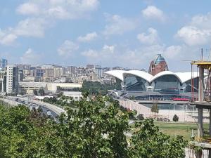 Blick auf eine Stadt mit einem Stadion und Gebäuden in der Unterkunft Venera Hotel in Baku