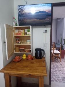 una mesa pequeña con TV encima en Hostal Tía Dora en San Salvador de Jujuy