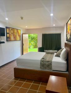 1 dormitorio con 1 cama grande en una habitación en Mesod Jungle Boutique, en Caracas