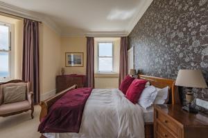 sypialnia z łóżkiem z czerwonymi poduszkami w obiekcie Harbour Heights by Bloom Stays w mieście Folkestone