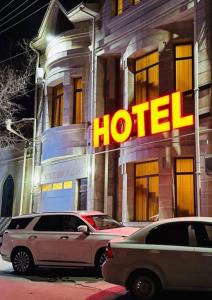YakkasarayにあるNext hotel Tashkentのホテルの前に駐車した車2台