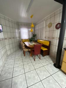 una sala da pranzo con tavolo e sedie in una stanza di Casa Olivia a Canela