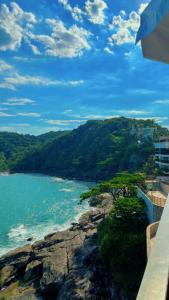 una vista del océano desde un balcón en APARTAMENTO EM CONDOMÍNIO- acolhedor-FRENTE MAR-ENSEADA-TORTUGA, en Guarujá