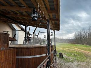 un edificio de madera con vistas a un campo en Pensiunea Daiadela, en Duşeşti