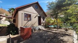 ein kleines Haus mit rotem Backstein in der Unterkunft Cabañas Las Gredas SPA Pisco Elqui in Pisco Elqui