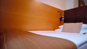 Postel nebo postele na pokoji v ubytování Danubia Gate Hotel