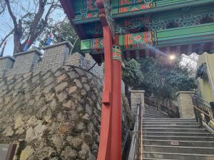 una rampa di scale che porta a un edificio di CC Hotel a Busan