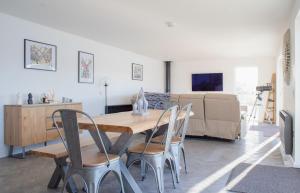 Et tv og/eller underholdning på Daisy Cottage