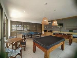 ein Wohnzimmer mit Tischtennisplatten und Stühlen in der Unterkunft Rio Marina Resort in Mangaratiba