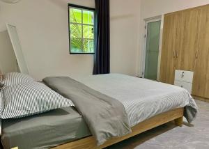 Ένα ή περισσότερα κρεβάτια σε δωμάτιο στο Nasreenuvilla