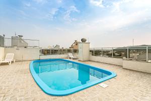 a swimming pool on the roof of a house at Apto no Open Shopping Jurerê internacional SBS106 in Florianópolis