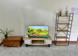 TV de pantalla plana sentada en un stand en una habitación en Nasreenuvilla, en Fuvahmulah