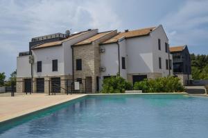 una casa con piscina frente a un edificio en Vizula Sunset Medulin, en Medulin