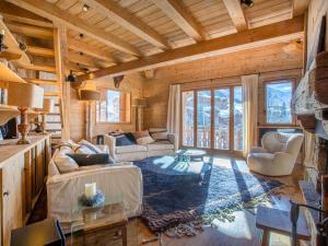 a living room with couches and a table in a cabin at Appartement luxe 4 pièces + studio, terrasse Sud, centre Val-d'Isère, 2023, 8 personnes - FR-1-694-149 in Val dʼIsère