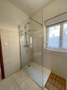 a bathroom with a shower with a glass door at Villa Les Oliviers proche centre Porto-Vecchio in Porto-Vecchio