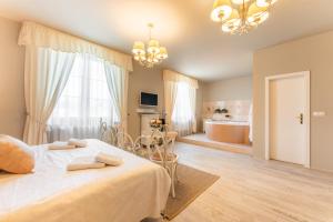 Posteľ alebo postele v izbe v ubytovaní Hotel Plumlov
