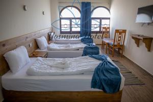 מיטה או מיטות בחדר ב-YASSMINA HOTEL