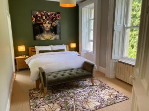 A bed or beds in a room at Oakhurst Guesthouse