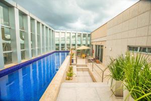 A piscina localizada em Hplus Vision Executive ou nos arredores