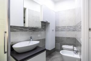 a white bathroom with a sink and a toilet at 6 MINUTI AIRPORT ORIO AL SERIO, VISTA FIUME E Wifi in Seriate
