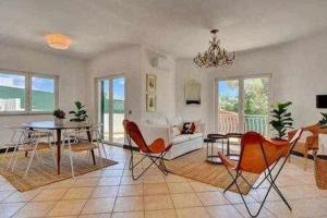 uma sala de estar com mesa e cadeiras em Villa 3 quartos piscina a 3km Vilamoura em Boliqueime