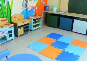 a classroom with a lego table and a chalkboard at Apartamento em Carneiros à beira- mar - Ao lado da igrejinha dos carneiros e do bora-bora in Tamandaré