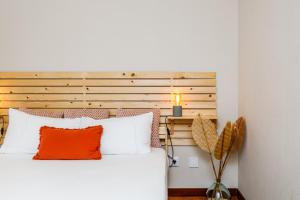 um quarto com uma cama e uma cabeceira em madeira em Casa do Mar - Sea view - Wifi - Barbecue em Sesimbra