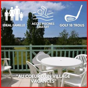 een groep witte stoelen en een tafel op een terras bij "L'ÉVASION Ô SOLEIL" Appartement 4 personnes, vue dégagée sur le golf, accès parc aquatique gratuit in Talmont