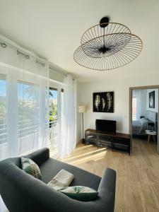 salon z kanapą i dużym oknem w obiekcie LOTI w mieście Antibes