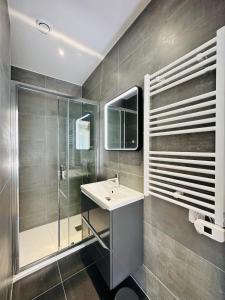 łazienka z umywalką i prysznicem w obiekcie LOTI w mieście Antibes +104 zdjęcia