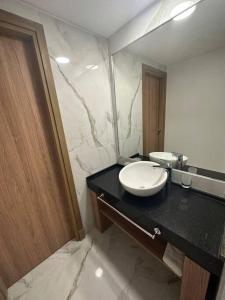 a bathroom with a sink and a mirror at Elegante departamento a estrenar 2 Dormitorios in Villa Marini