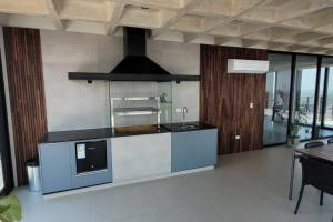uma cozinha com uma placa de fogão num quarto em Equipetrol Departamento de lujo em Santa Cruz de la Sierra
