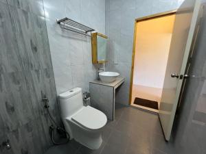 een badkamer met een toilet en een wastafel bij The Wave Dhigurah in Dhigurah