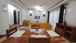 un soggiorno con tavolo e divano di Baraka Suites, Nyali Gulf Links Apartment by Gash Homestays C-1 a Mombasa