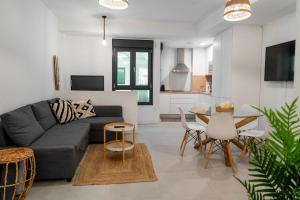 salon z kanapą i stołem w obiekcie Apartment Andrea in Malaga Center w Maladze