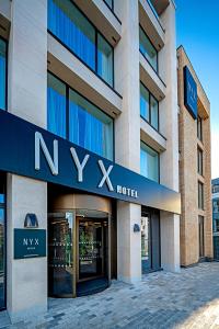 ein großes Gebäude mit einem nx Hotel Schild darauf in der Unterkunft NYX Hotel Dublin Portobello in Dublin