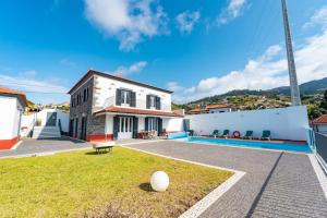 a villa with a swimming pool and a house at Casa Pereira – Snooker, Wi-Fi, Bbq, Pool in Relógio do Poiso