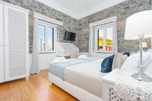 a bedroom with a large bed and windows at Casa Pereira – Snooker, Wi-Fi, Bbq, Pool in Relógio do Poiso +50 photos