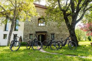 リッツァーノ・イン・ベルヴェデーレにあるBorgo Pianello Country Resortの建物の前に駐車された自転車の群れ