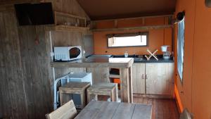 Camping les Campagnes的厨房或小厨房